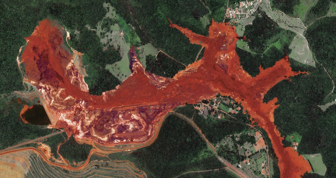 Vue satellite de l'effondrement du barrage de Brumadinho au Brésil dans le livre Overview Timelapse