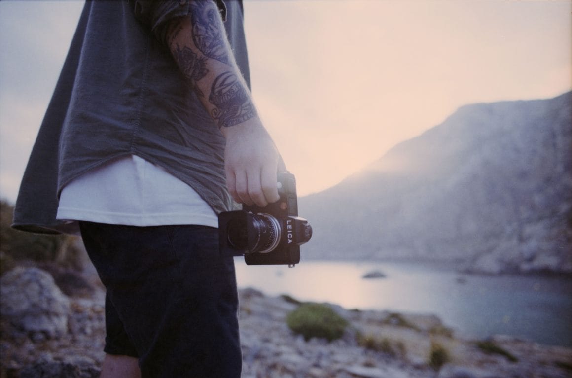 Le photographe André Josselin et son célèbre Leica durant le shooting Mallorca Dreamin'