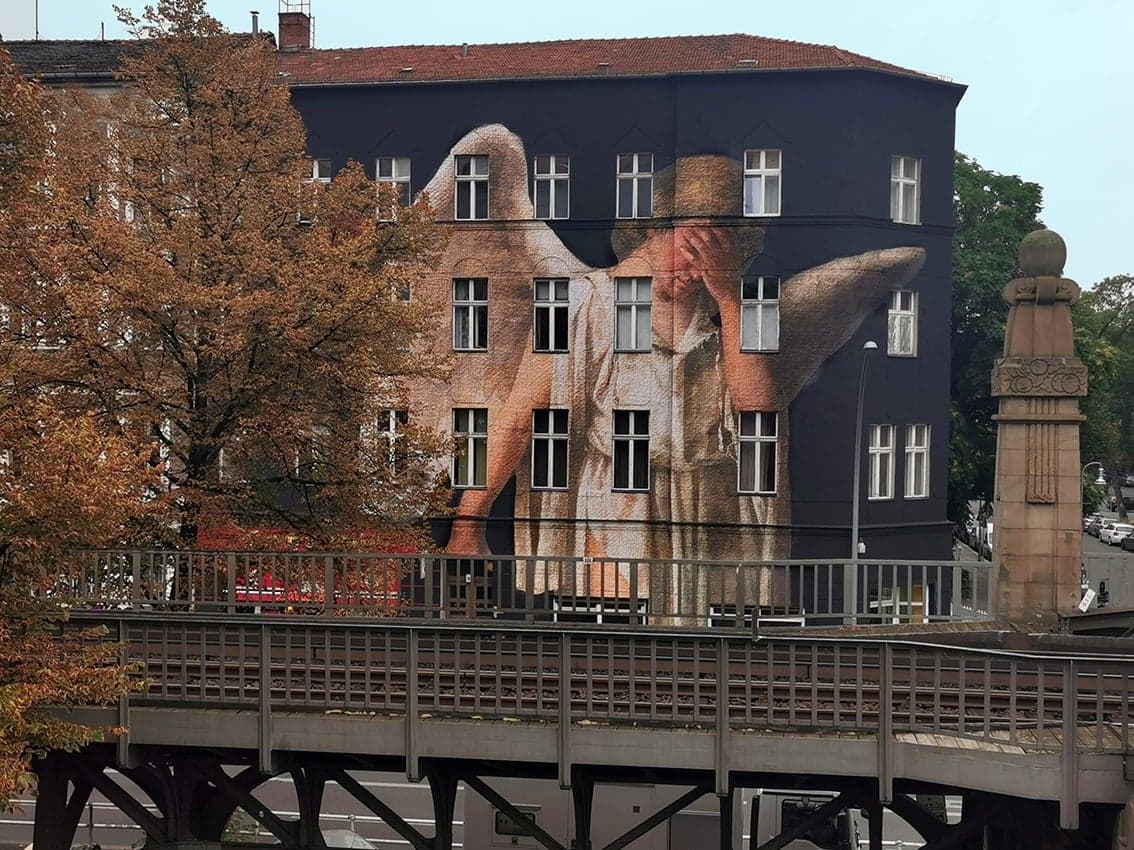 Collage d'une oeuvre d'art de musée sur un bâtiment à Berlin dans le cadre du projet Outings de Julien de Casabianca