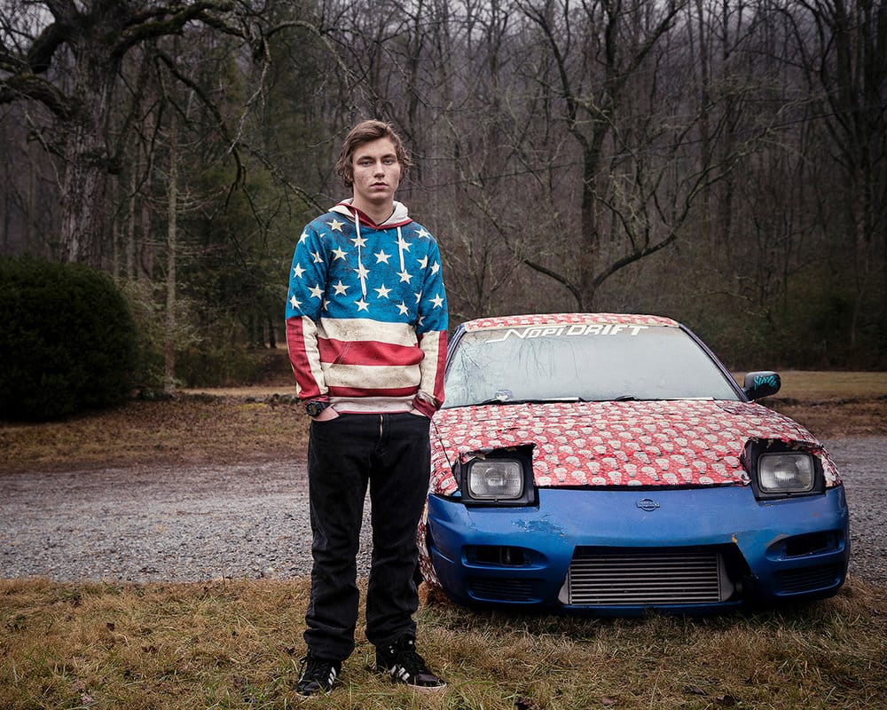 "Boy with Gift Wrapped Car" est une photographie prise par Jennifer Garza Cuen à Rabun Imag(in)ing America