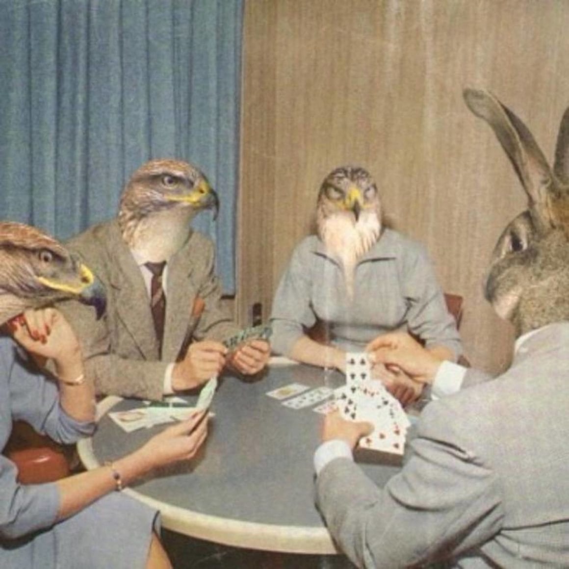 Ce collage de Mohanad Shuraideh représente des hommes devenu des animaux, jouant aux cartes