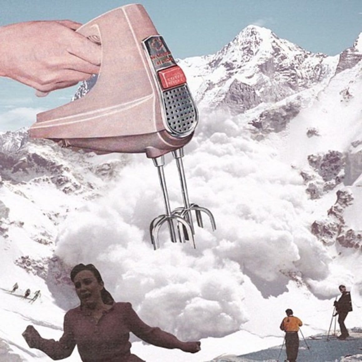 Un collage surréaliste de Mohanad Shuraideh représentant un batteur électrique battant de la neige au sommet d'une montagne