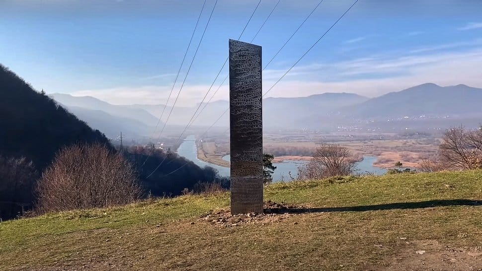 Un deuxième mystérieux monolithe de métal a été découvert en Roumanie