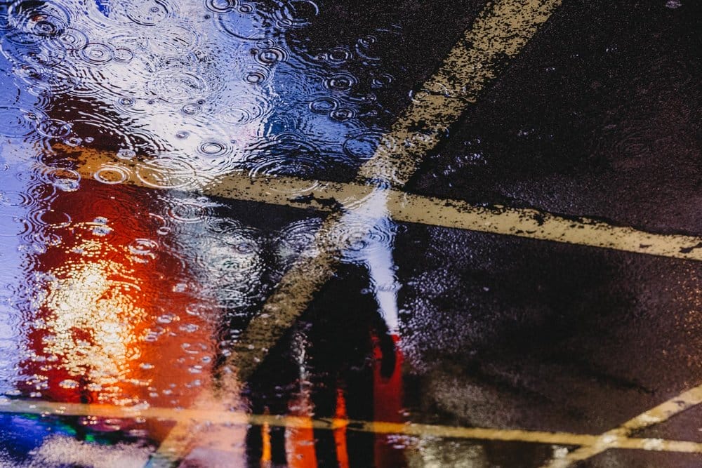 Un cliché mouillé des rues de Londres pris par le photographe Joshua K. Jackson