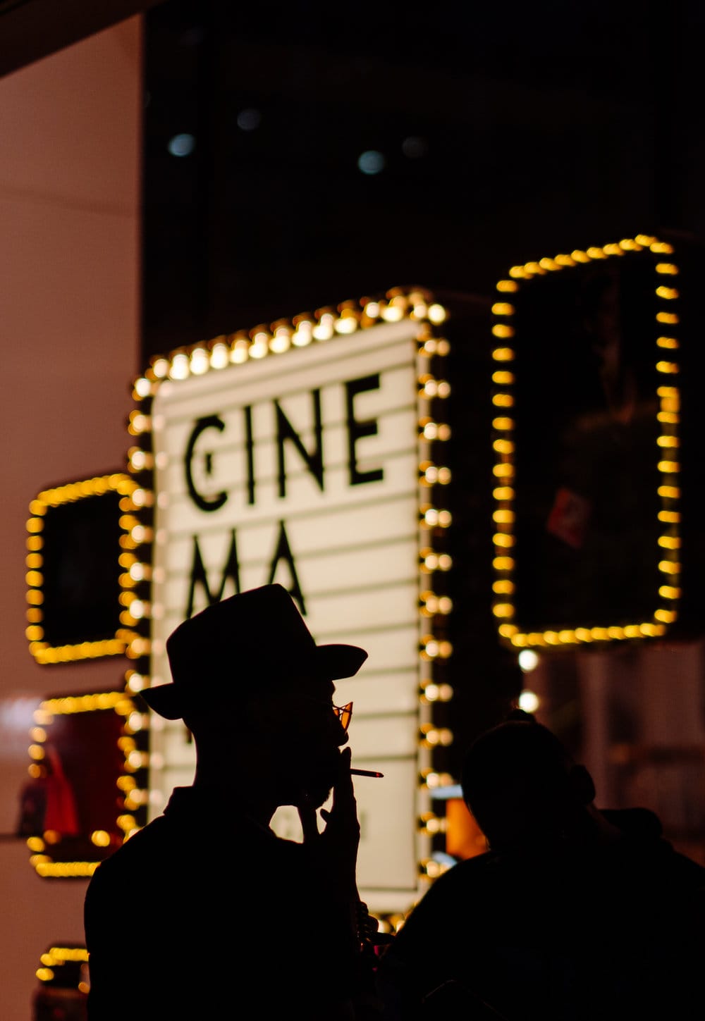 Un cliché pris par le photographe Joshua K. Jackson devant l'enseigne lumineuse d'un cinéma