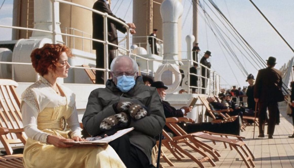 Image du film Titanic, Rose est sur le pont du bateau et à la place de Jack : la photographie détourée de Bernie Sanders lors de l'investiture de Biden