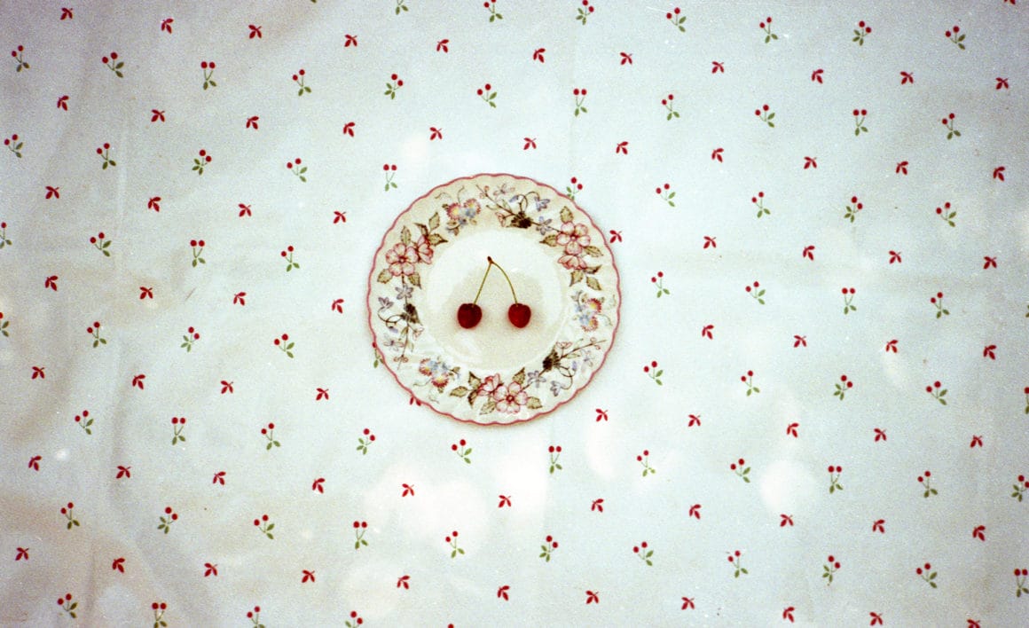 Photographie en couleur d'une assiette et d'une nappe par Andi Galdi Vinko pour la série "Homesickland"