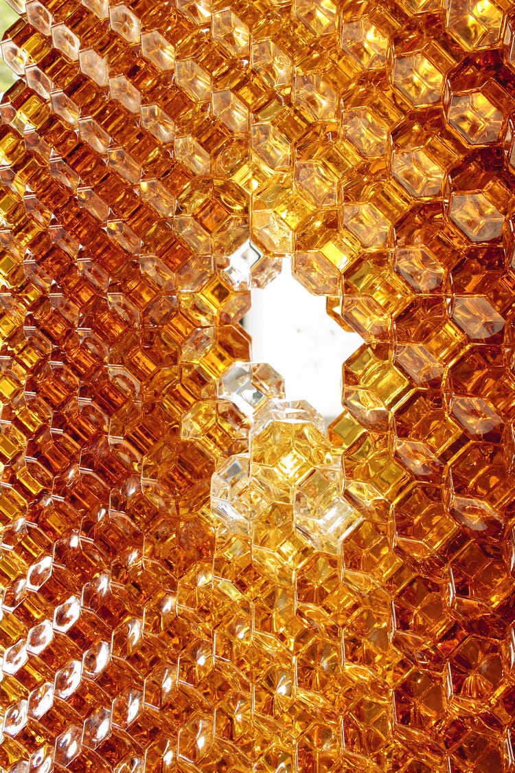 Détail d'une sculpture en verre et métal qui imite les niches des ruches