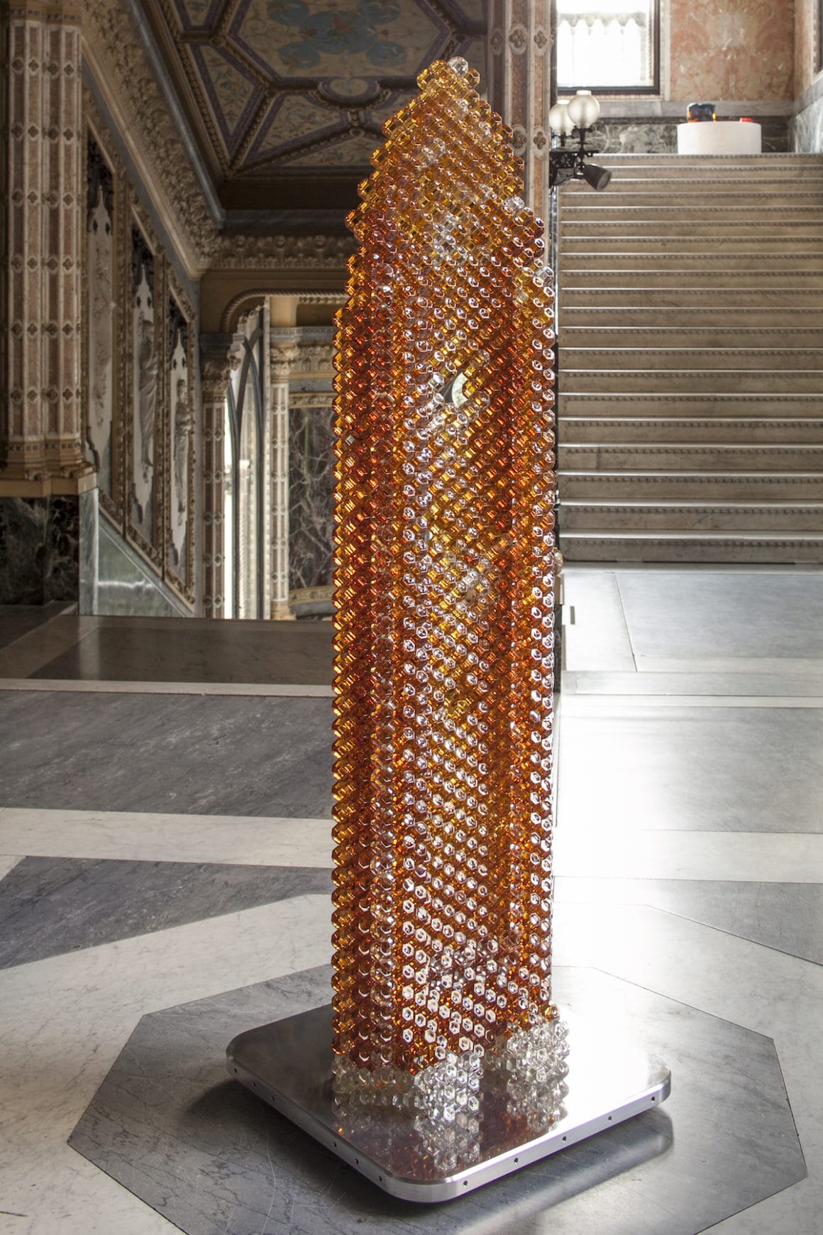 Sculpture en métal et verre jaune et orange qui imite les niches d'une ruche d'abeille, par Tomas Libertiny.