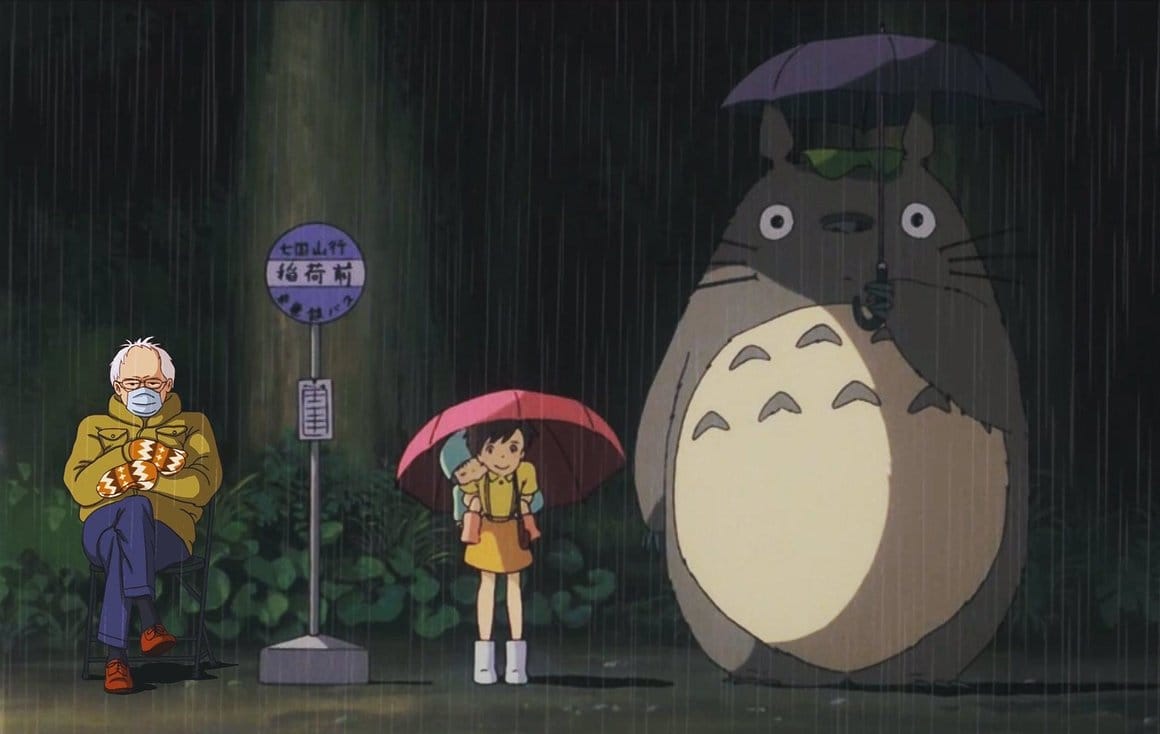 Image tirée du film d'animation "Mon Voisin Totoro", Totoro et une jeune fille attendent à un arrêt de bus avec des parapluie et à côté Bernie Sanders est dessiné selon la photographie de lui pendant l'investiture de Biden, sur une chaise, avec des moufles 