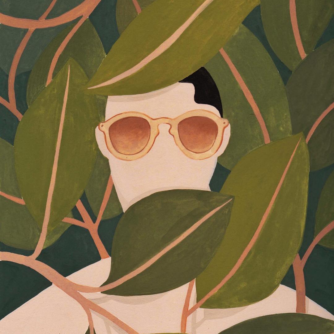 Portrait d'une femme à lunettes entourée de feuilles