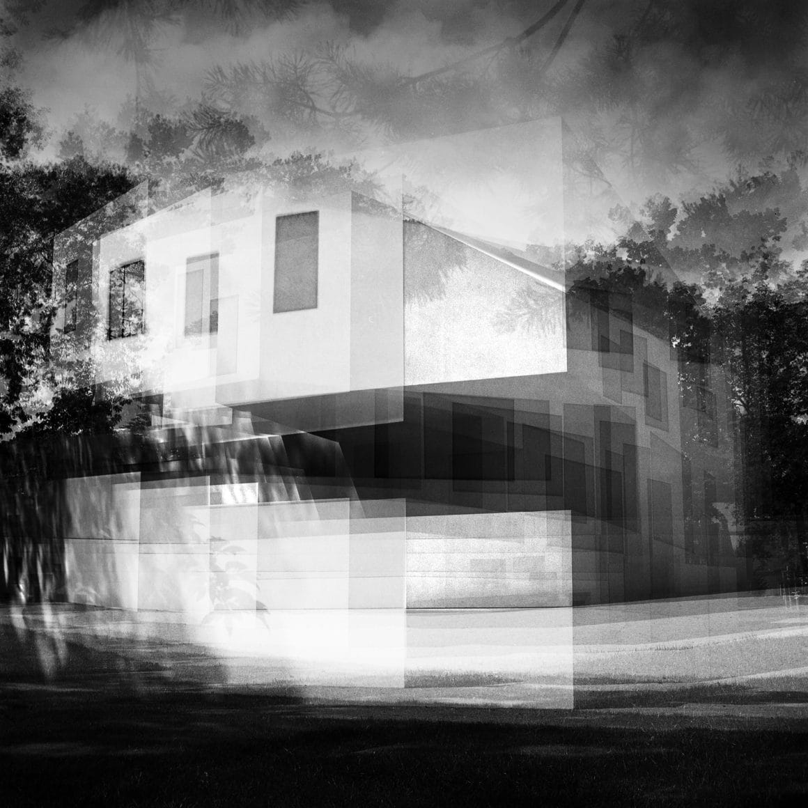 Photographie en noir et blanc, maison et découpage en plusieurs épaisseurs de photo