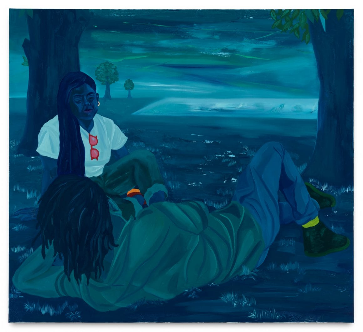 Paysage de parc, ambiance bleu. Un homme est allongé dans l'herbe et fixe une femme noire, assise en tailleurs près de lui.