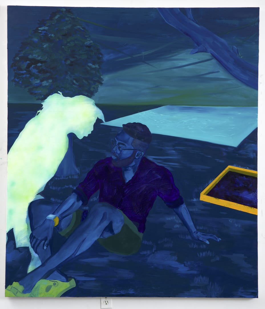 Bleu, presque monochrome. Un jeune homme noir est assis dans l'herbe, une silhouette blanche lumineuse est penchée sur lui, dans un paysage de parc.