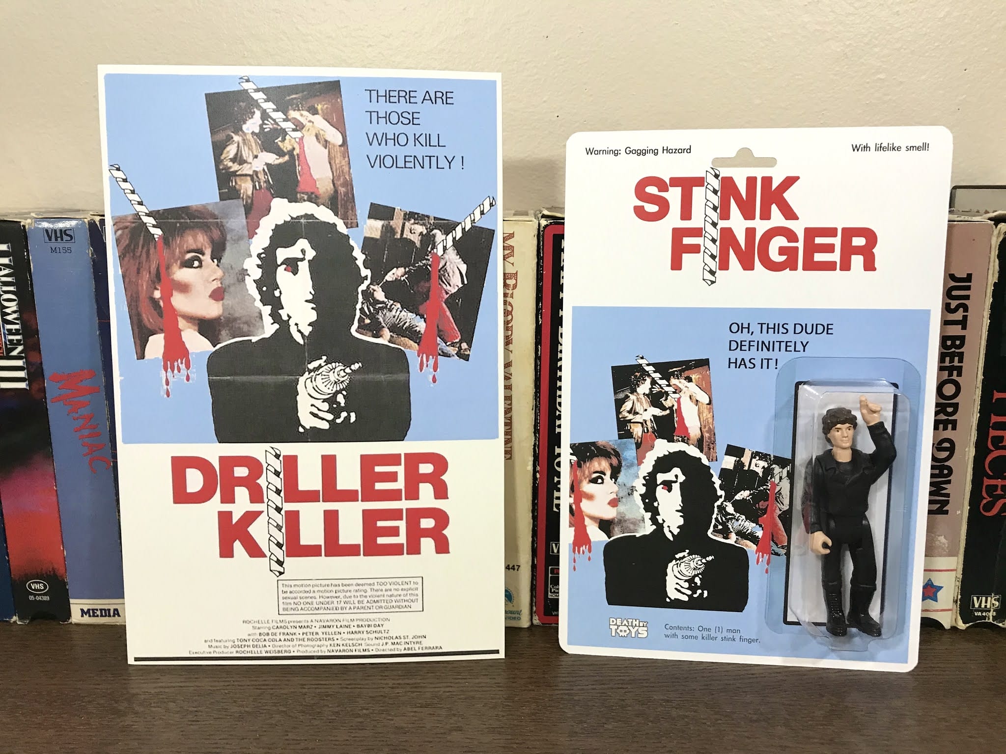 Driller Killer, affiche du film original, le tueur porte une mèche de perceuse sur le doigt.
Transformé en Stink Finger (doigt qui pue, NDLR)