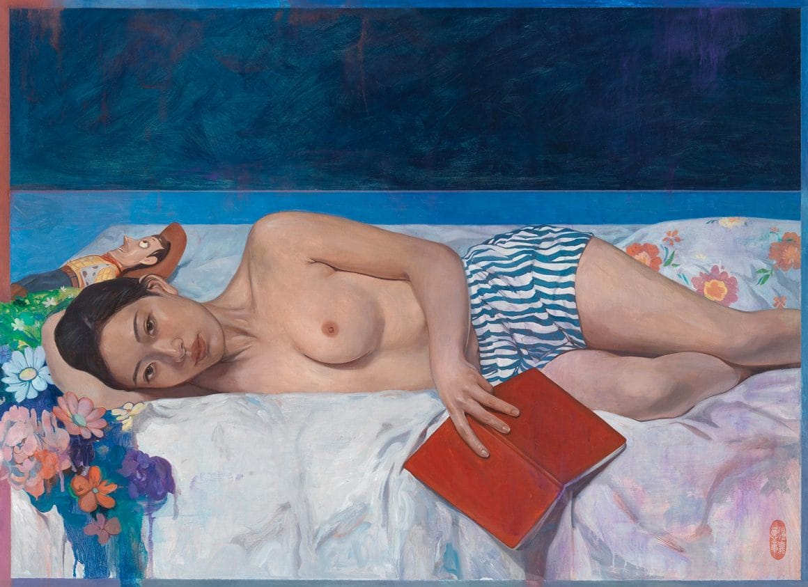 Femme torse nue allongée sur un lit