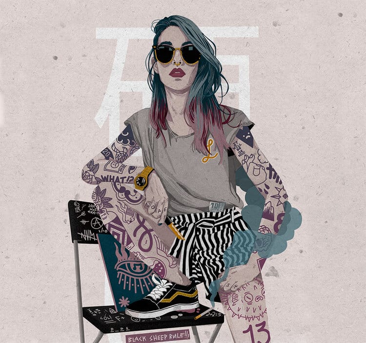 Femme qui pose sur une chaise, jambe et bras nus, couverts de tatouages 