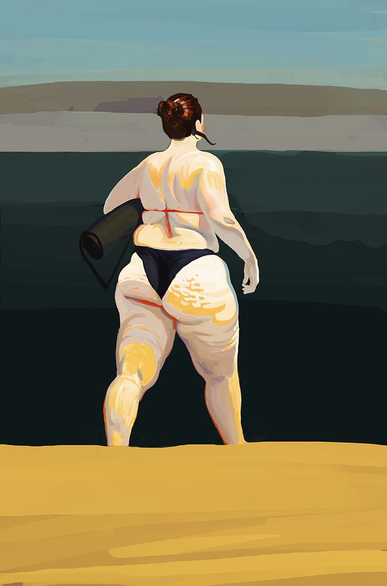 Une femme de dos en maillot de bain marchant sur une place