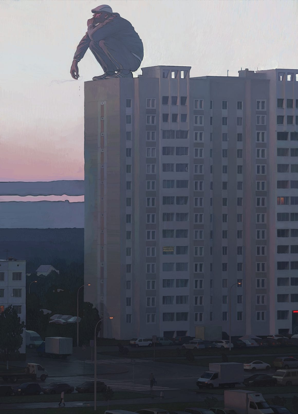 Homme surdimensionné sur le toit d'un immeuble