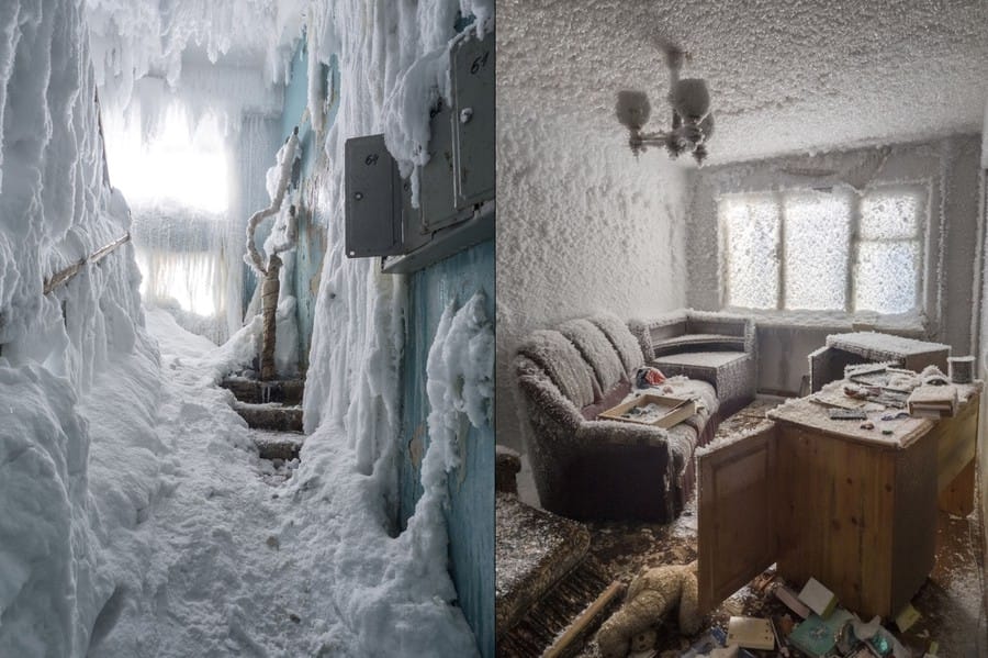 La neige et la glace qui ont envahi un séjour et des escaliers