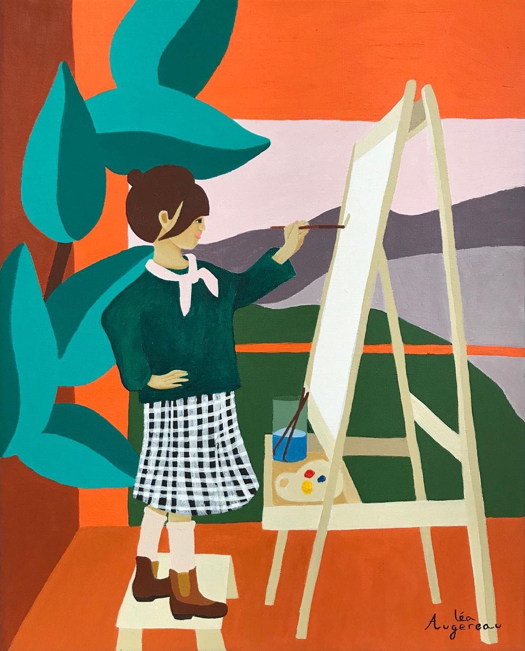 Dans une pièce aux tons orange, une petite fille peint sur un chevalet. Elle porte un top vert foncé et une jupe à carreaux.