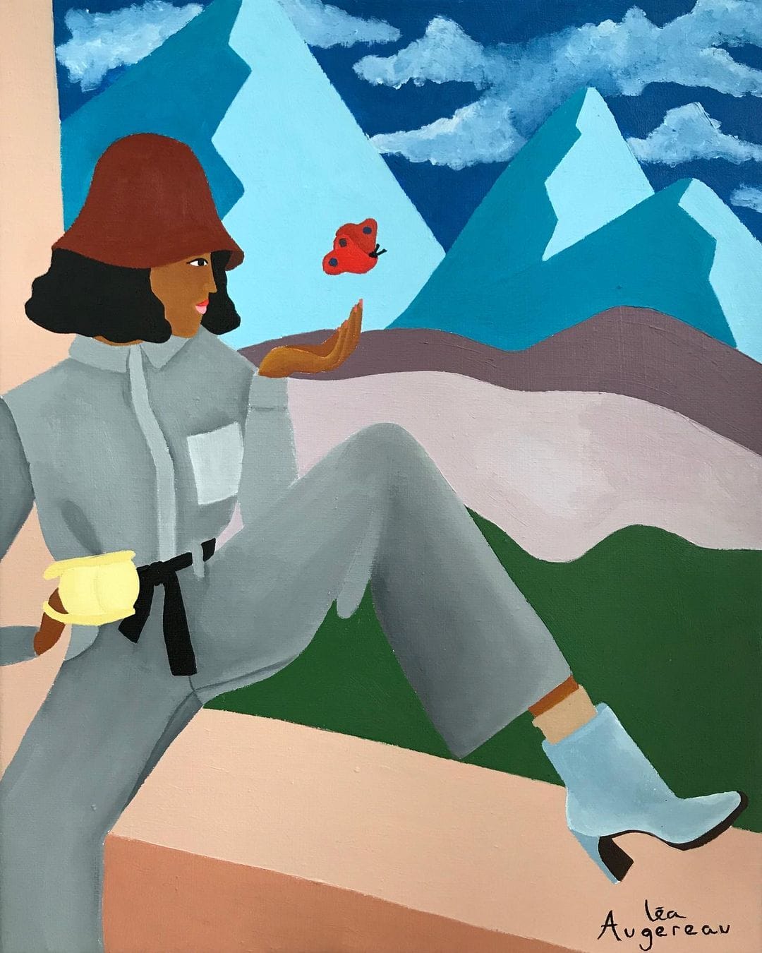 Femme assise sur le rebord d'un balcon, devant une vue montagnarde. Elle porte un ensemble gris et un chapeau tombant brun, et essaye d'attraper un papillon rouge.