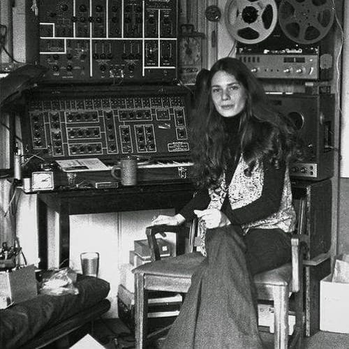 Éliane Radigue en studio dans les années 70.