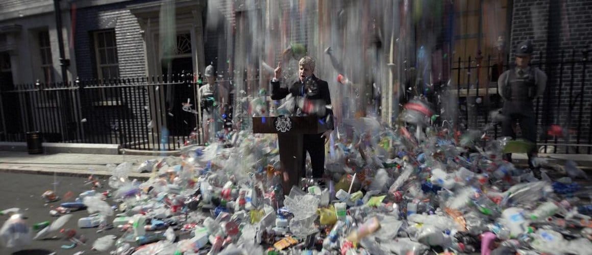 Extrait du spot de Greenpeace "Wasteminster : a downing street disaster" illustrant le premier ministre britannique inondé de déchets plastiques