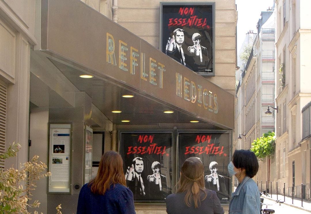 Cinéma Medicis, les affiches sont remplacées par une même affiche : Fond noir, titre en rouge "non essentiel". En noir et blanc, le duo iconique du film de Tarantino. 