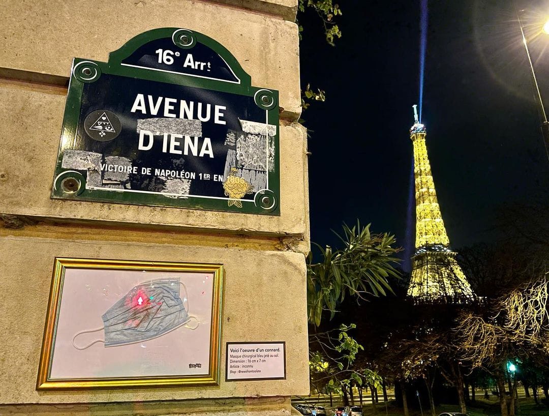 Sous l'inscription "Avenue d'Iéna", avec en fond la tour Eiffel illuminée, un autre cadre d'un connard.