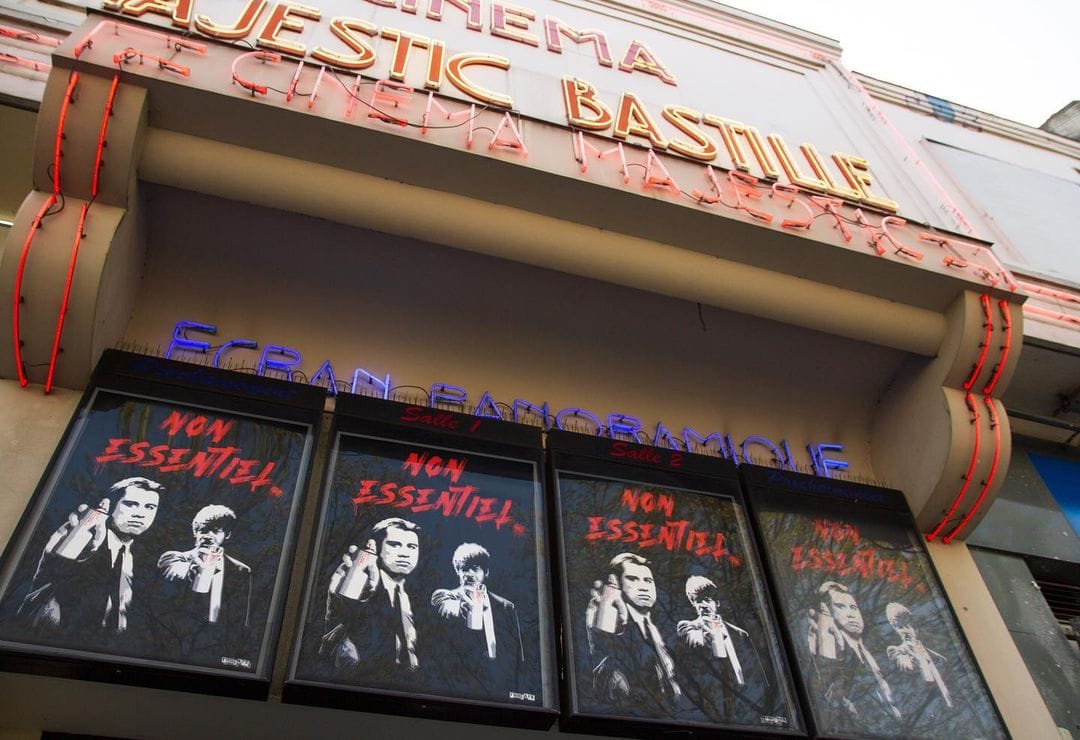 Cinéma Majestic Bastille, rangée d'affiches "Non essentiel".