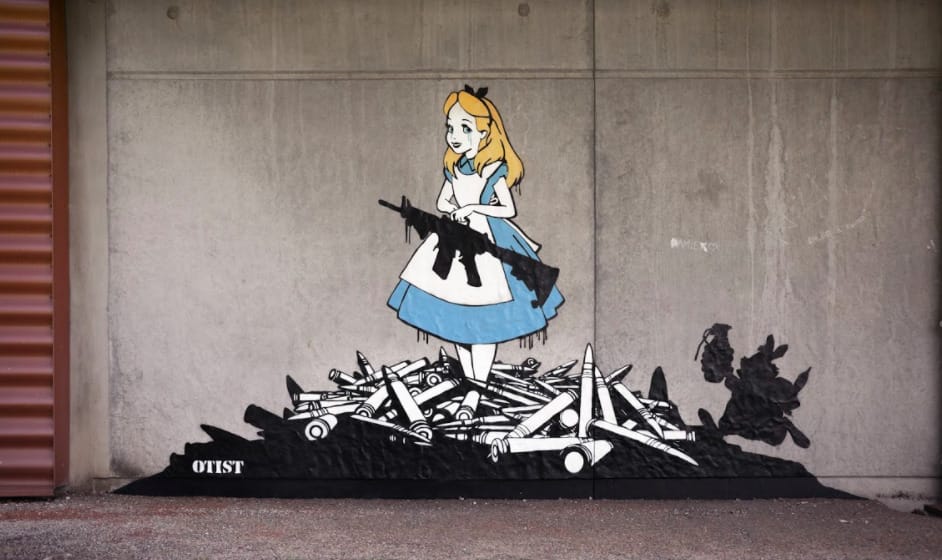 Fresque d'Alice avec des armes.