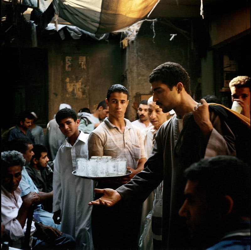 Photographie d'une réunion d'homme en Égypte.