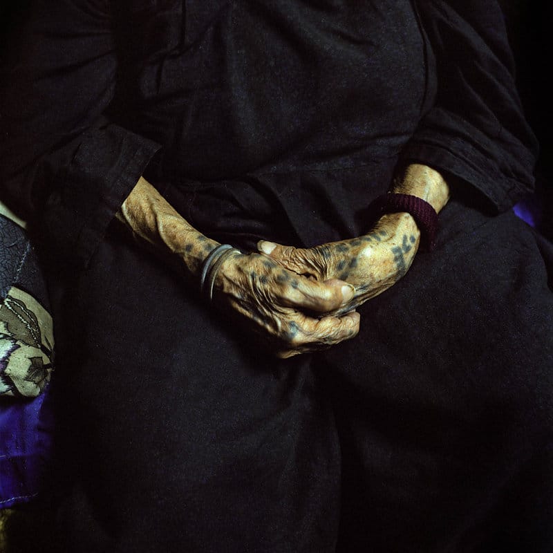 Photographie des mains d'une vieille personne. par Denis Dailleux 