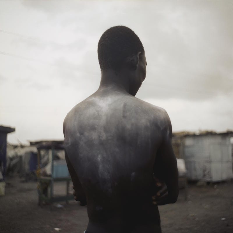 Photographie d'un ghanéen de dos.