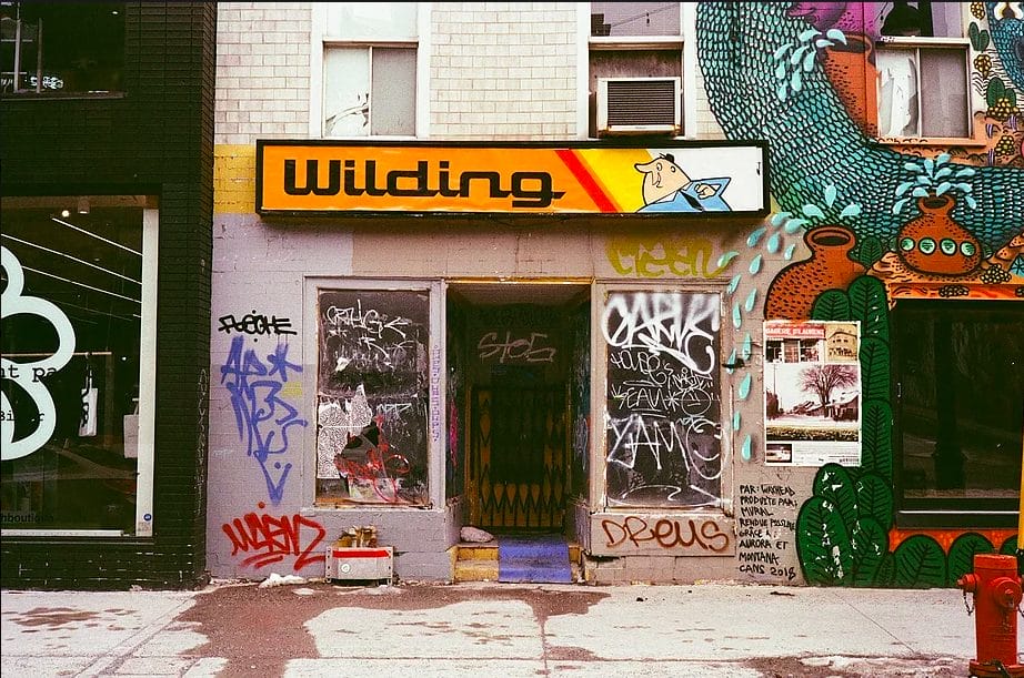 Pancarte fixée par Benny Wilding au dessus d'un commerce abandonné de Montréal