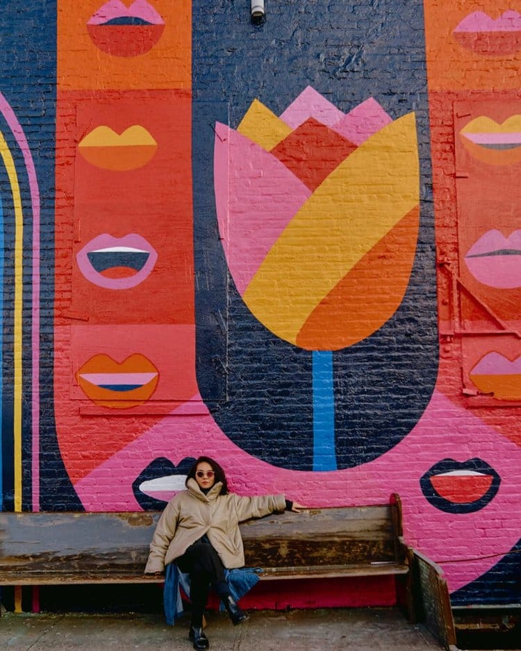 Photographie de Shawna X devant un mur peint.