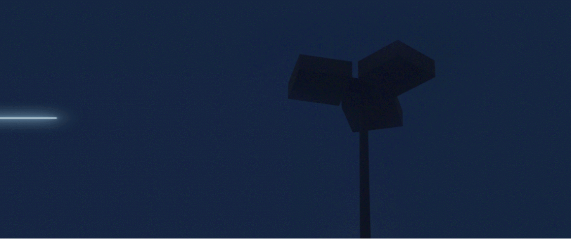 Photographie d'un néon bleu qui passe sur un lampadaire.
