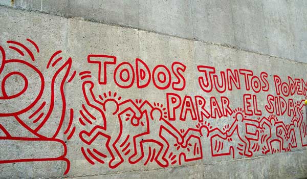 zoom de l'oeuvre de l'artiste sur le mur sur la Plaça Salvador Seguí à el Raval