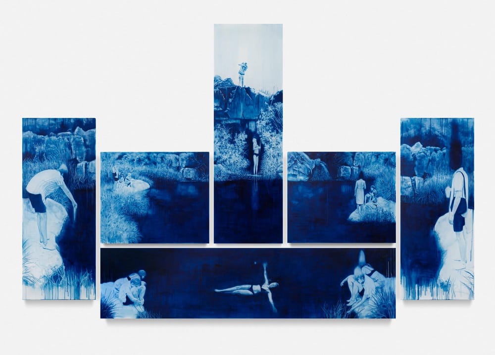 Ensemble de peintures monochromes bleues avec des gens au bord d'un lac. 