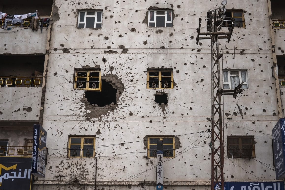 Giles Clarke photographie un immeuble criblé de balles.