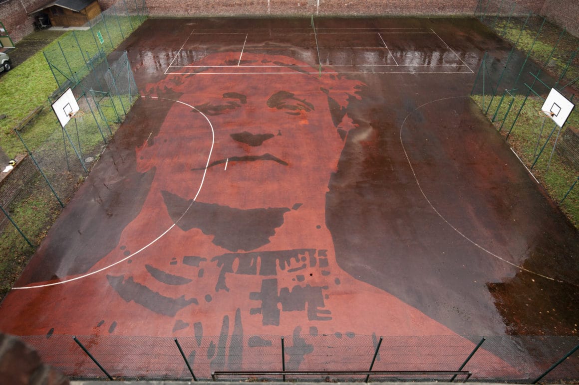 œuvre de Klaus Dauven sur un terrain de basket en Allemagne