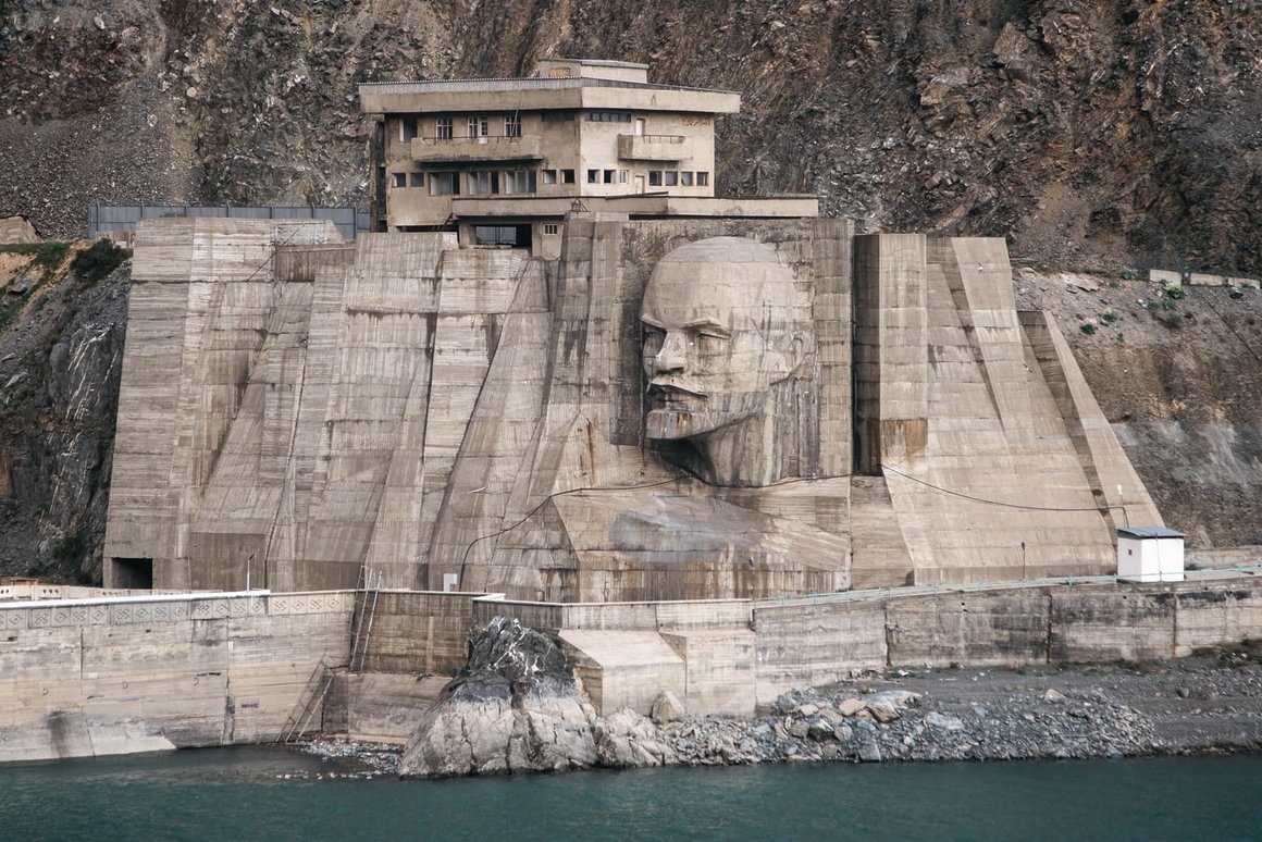 arseniy kotov photographie d'un bâtiment avec une tête sculptée dans la roche