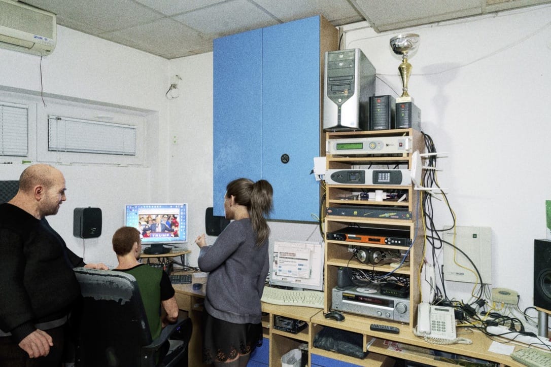 3 personnes dans un bureau devant un ordinateur, issu du projet the book of veles de jonas Bendiksen