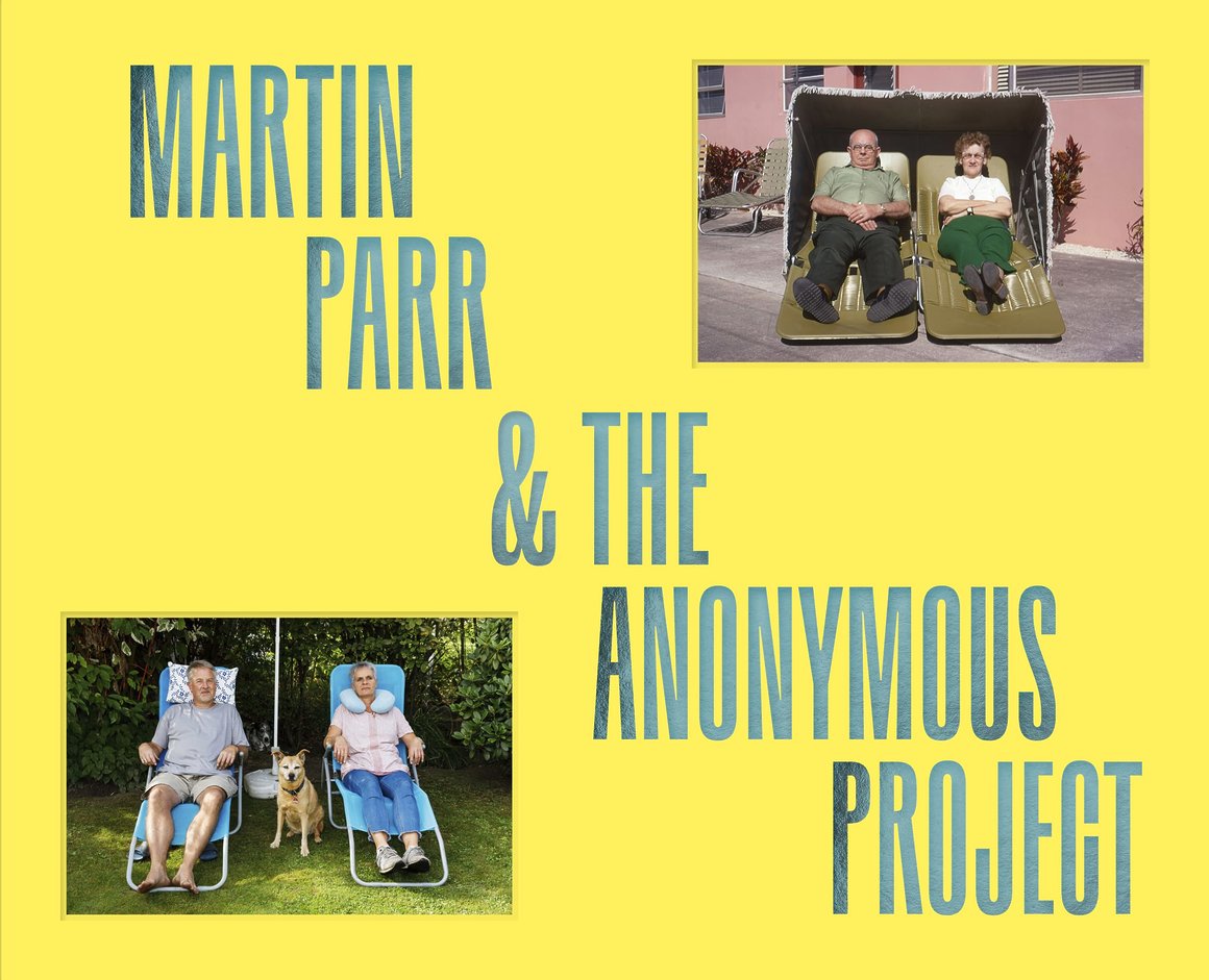 couverture du livre déjà view de Martin Parr et Lee Shulman (the anonymous project), sur fond uni jaune, deux clichés similaires de personnes âgées installées dans des transats en train de prendre le soleil.