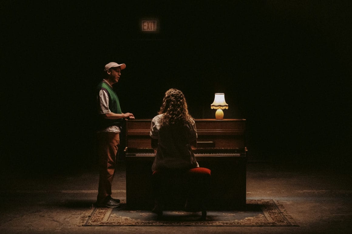 photo issue du clip de larme fatale ou julien doré joue du piano accompagné d'eddy de pretto