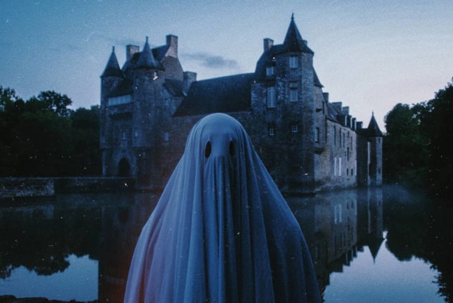 le fantôme est juste devant nos yeux, au loin se dessine dans la pénombre du soir une maison au bord d'un lac