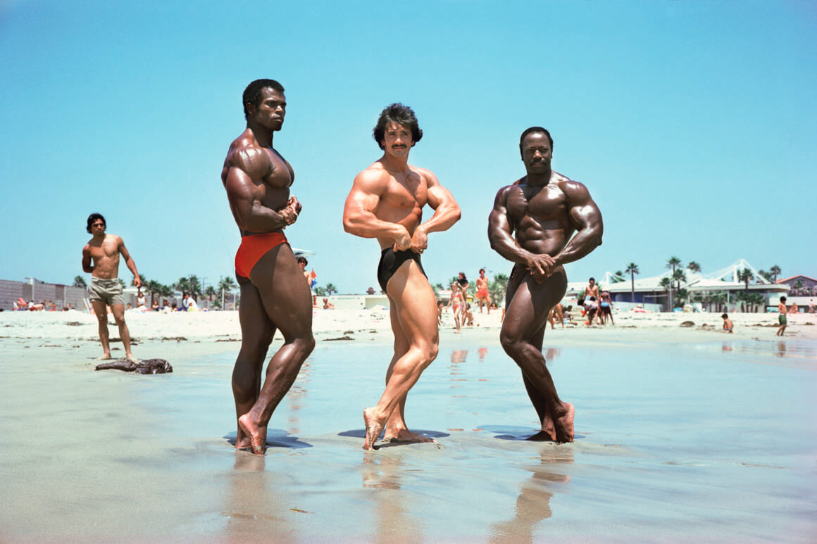 lee shulman. trois bodybuilders à la plage montrent leurs muscles saillants
