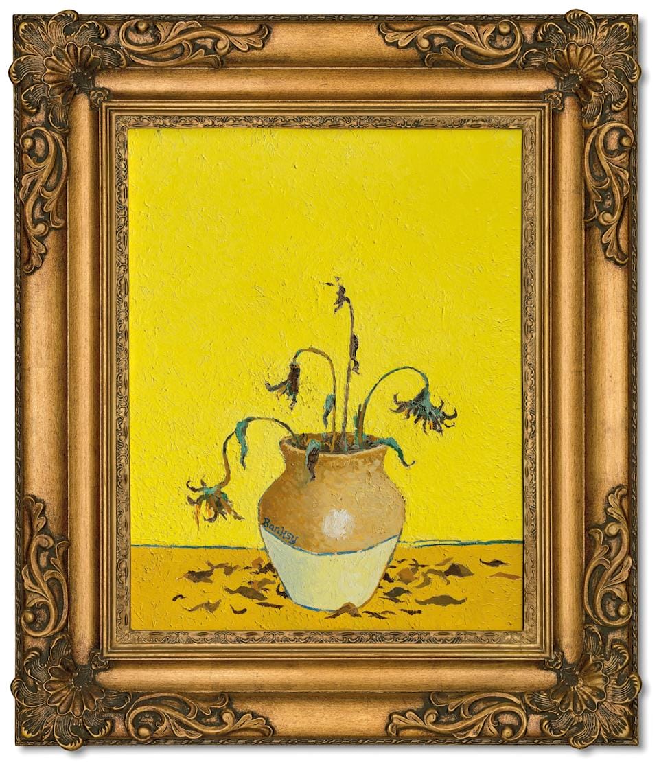 tableau de banksy 
sunflowers from petrol station dans son cadre. On voit un vase rempli de fleurs flétries et fanées avec des pétales au sol