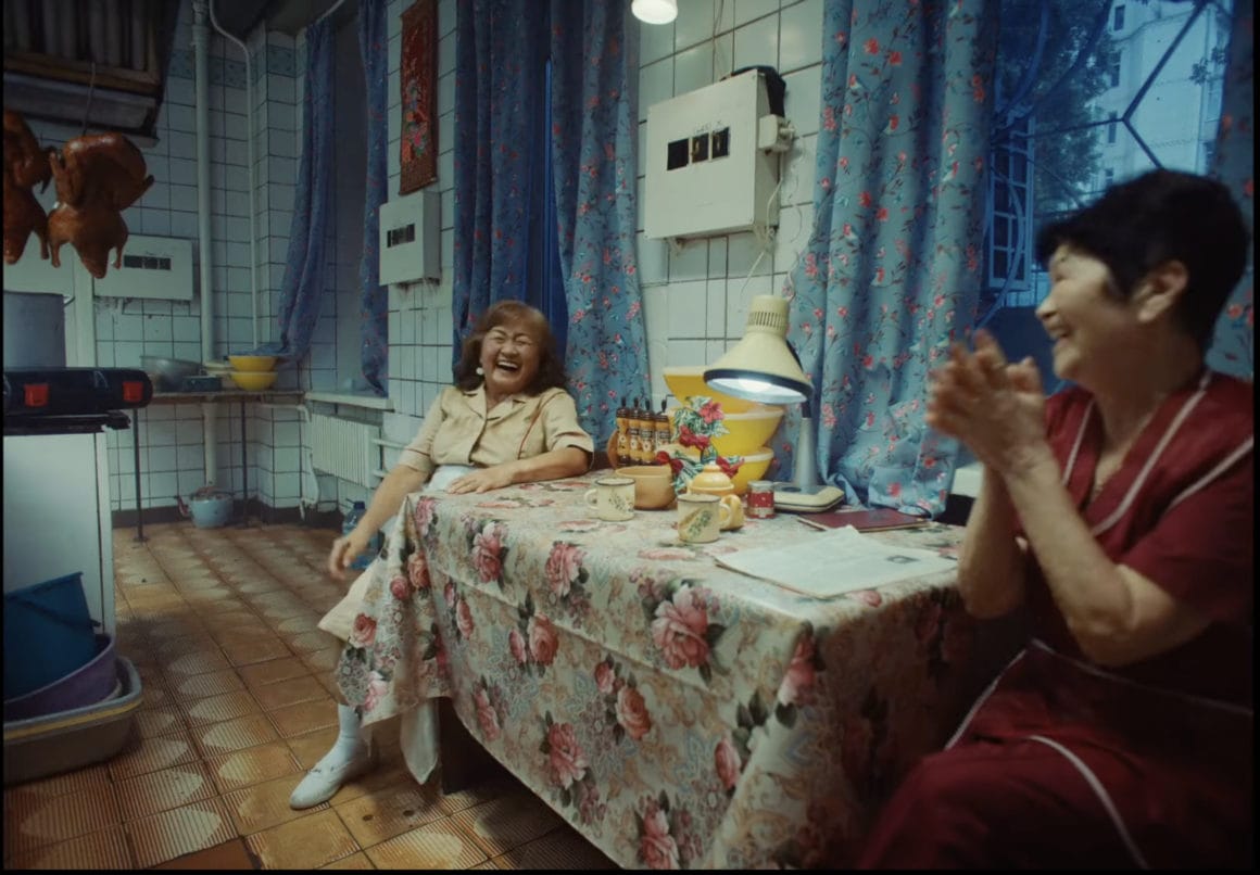 deux femmes attablées rigolent dans une cuisine
